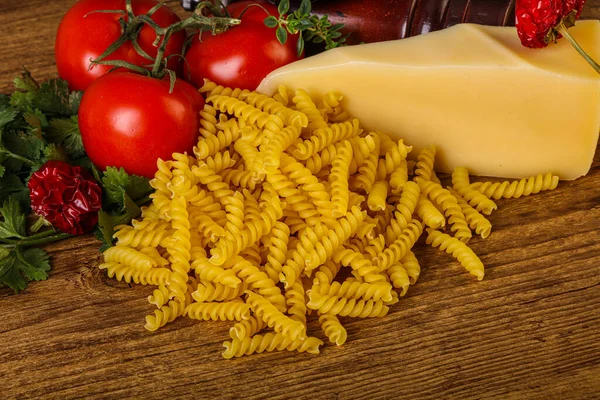 Pasta Italiana Cruda Fusilli Para Cocinar Con Verduras —  Fotos de Stock