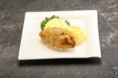 Patates püresiyle doğranmış etten çıtır tavuk pirzolası.