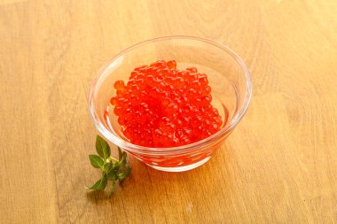 Rus kırmızı havyarı kasede.