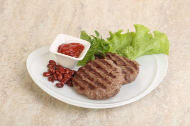 Domates soslu ızgara sığır burger pirzolası