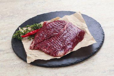 Izgara için çiğ pala bifteği kekik servis edilir.,