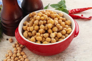 Kavanozda haşlanmış organik nohut.