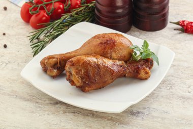 Kızarmış tavuk budu. Baharatlı sos ve fesleğen.