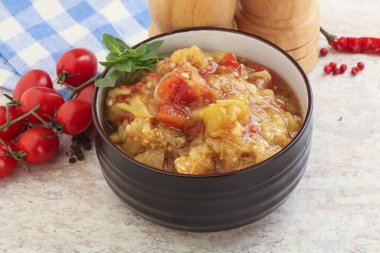 Fırında sebzeli Kafkas Mangal salatası - patlıcan, domates ve dolma biber