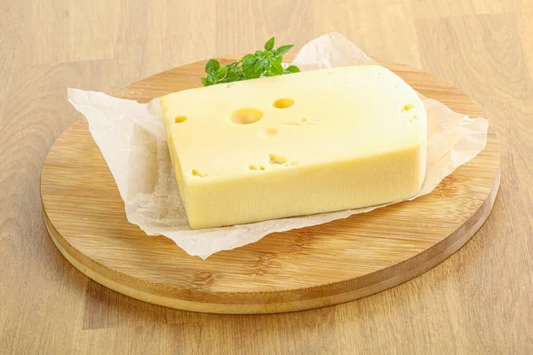Maasdam Käseziegel Über Dem Brett — Stockfoto