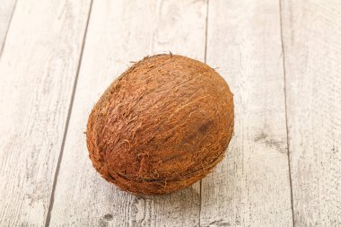 Arka planda tropik kahverengi hindistan cevizi izole edildi