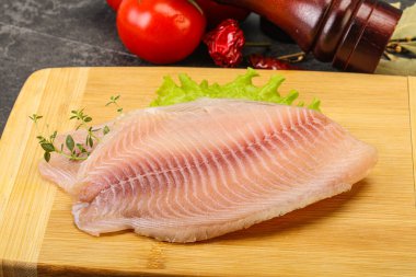 Pişirmek için çiğ tilapia balığı filetosu.