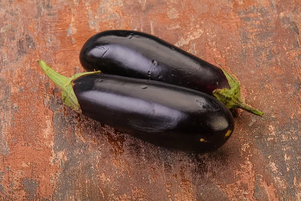 Deux Aubergines Crues Mûres Isolées Pour Cuisson — Photo