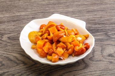 Baharatlı salamura bal mantarı kasede.