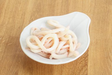 Terbiye edilmiş mürekkep balığı kasede atıştırmalık.