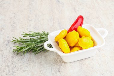 Turşulu sarı pastanın içinde doğal atıştırmalıklar.