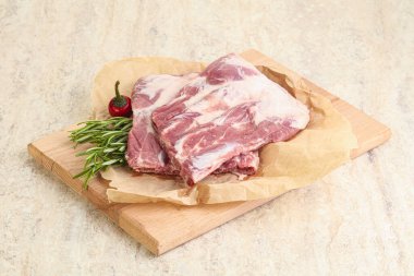 Güvertede pişirmek için çiğ domuz kaburgası.