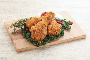 Domates soslu kızarmış tavuk budu.