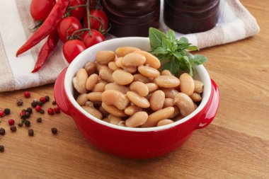 Kavanozda konserve fasulye var.