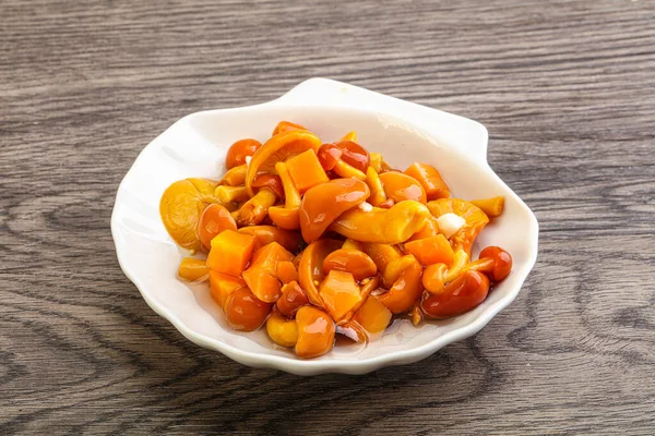 Baharatlı salamura bal mantarı kasede.