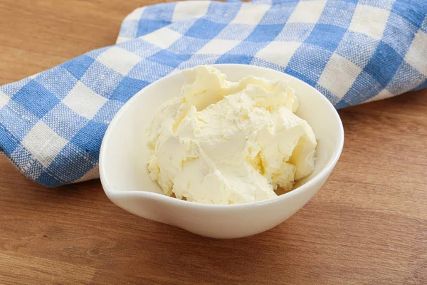 İtalyan usulü mascarpone peyniri kasede.