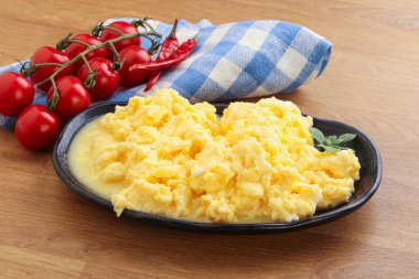 Kahvaltı kasede çırpılmış yumurta.