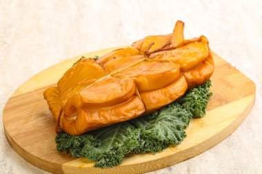 Tütsülenmiş kalamar aperatifi izole edilmiş.