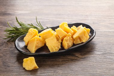 Kasede lezzetli parmesan peyniri parçaları var.