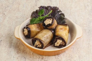 Doldurulmuş patlıcan peynirli ve fındıklı.