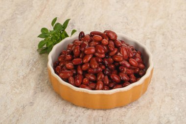 Fesleğende kırmızı böbrek fasulyesi vardı.