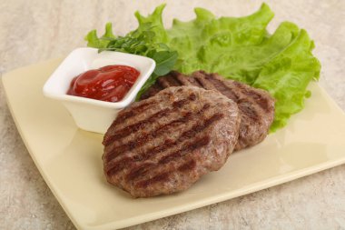 Domates soslu ızgara sığır burger pirzolası