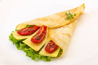 Peynirli krep, salata ve kuru domates.