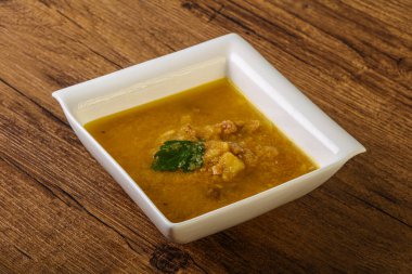 Füme et ve sebzeli bezelye çorbası.