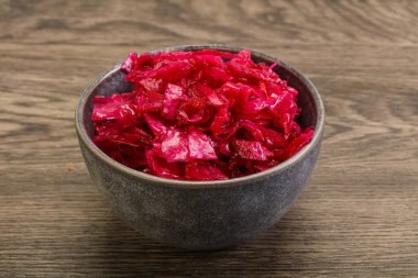 Kasede pancar kökü olan marine edilmiş kırmızı lahana.