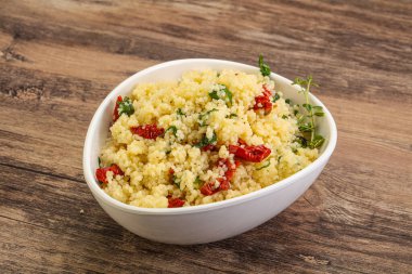 Vejetaryen yemeği - sebzeli kuskus ve maydanoz.