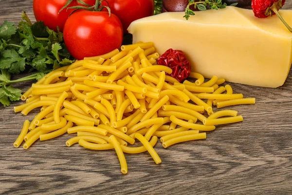 Maccheroni Cru Macarrão Italiano Para Cozinhar Legumes Servidos — Fotografia de Stock