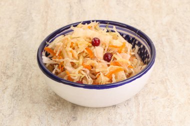 Havuçlu mayalanmış lahana kasede lahana.