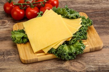 Dilimlenmiş Gauda peyniri.