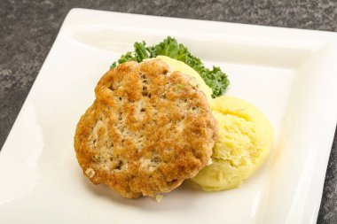 Kıymalı tavuk pirzolası ve patates püresi.