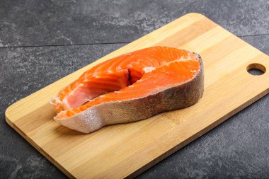 Pişirmek için çiğ somon bifteği.