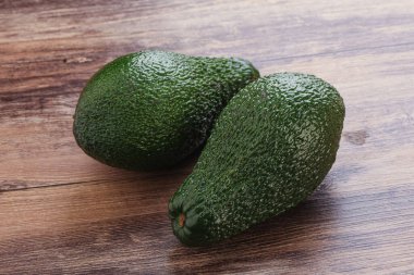 Taze yeşil organik egzotik avokado süper gıdalar.