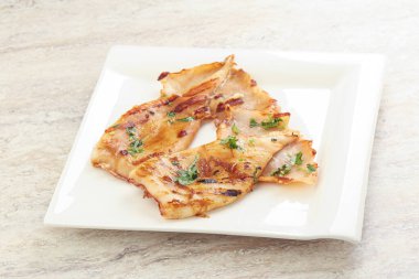 Unagi soslu ve otlu ızgara kalamar.