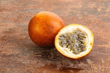 Dilimlenmiş tropik tatlı ve sulu Tutku meyvesi