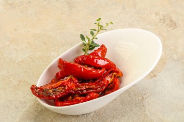 Zeytinyağlı, güneşte kurutulmuş domates, otlar ve baharatlar.