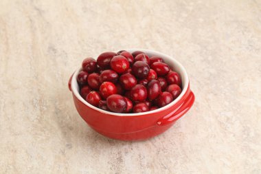 Olgun tatlı tatlı taze kızılcık kasede