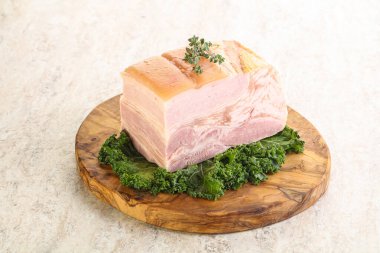 Ev yapımı domuz pastırması.