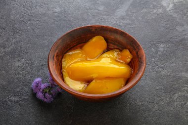 Tatlı konserve tropikal meyve dilimleri