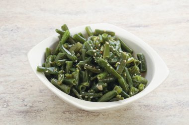 Susamlı haşlanmış yeşil fasulye garnitürü.