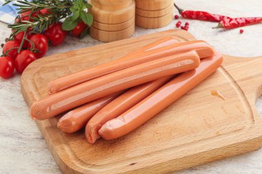 Kahvaltı için doğal haşlanmış domuz sosisi.