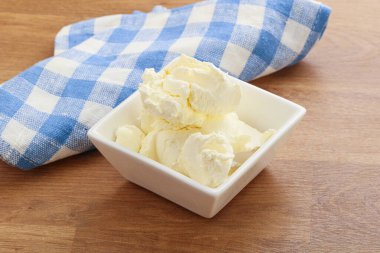 İtalyan usulü mascarpone peyniri kasede.