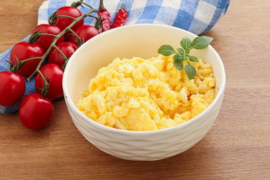 Kahvaltı kasede çırpılmış yumurta.