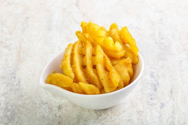 Lezzetli kızarmış patates dilimi kasede