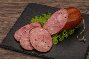 Baharatlı ve otlu füme jambon.