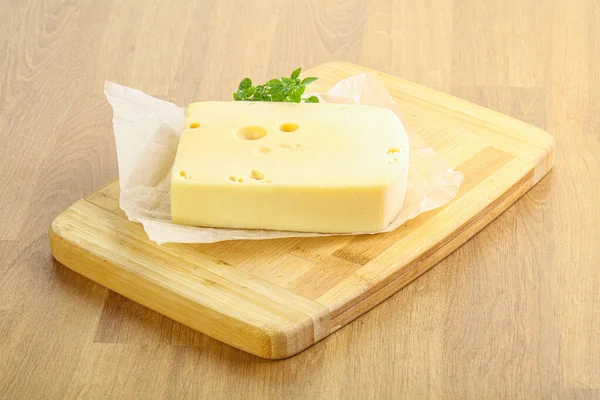 Maasdam Kaasbaksteen Het Bord — Stockfoto