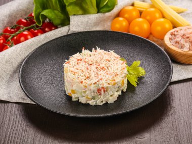 Yengeç surimi ile geleneksel Rus salatası